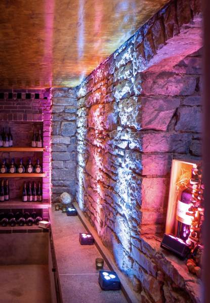 Rendu magnifique des ApeLight Maxi V2 sur un mur en pierre