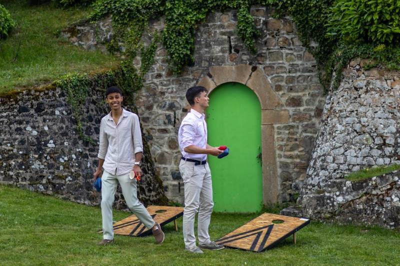 Animation conviviale avec jeux en bois et sonorisation à Saint-Priest